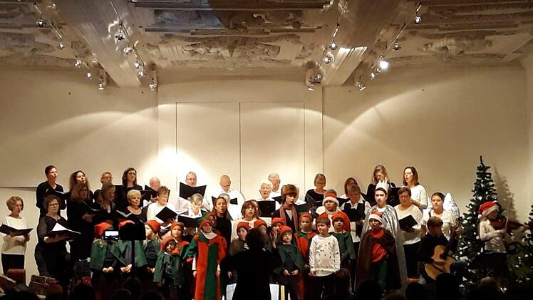 Weit über dreißig Chor-Darsteller waren beim Weihnachtsmusical in der Alten Aula in Münnerstadt im Einsatz. Hartmut Hessel