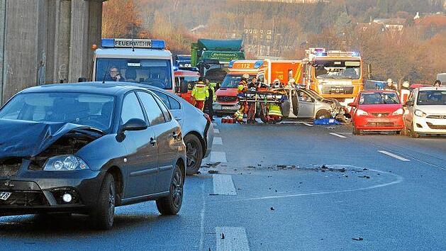 Auf der Autobahn 1 in Nordrhein-Westfalen ist es am Freitagmorgen zu Unf&auml;llen gekommen. Mehr als ein Dutzend Personen wurden verletzt.  Foto: Ralf Kollmann/dpa
