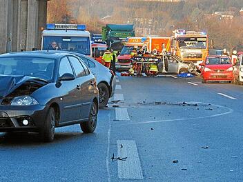 Auf der Autobahn 1 in Nordrhein-Westfalen ist es am Freitagmorgen zu Unf&auml;llen gekommen. Mehr als ein Dutzend Personen wurden verletzt.  Foto: Ralf Kollmann/dpa