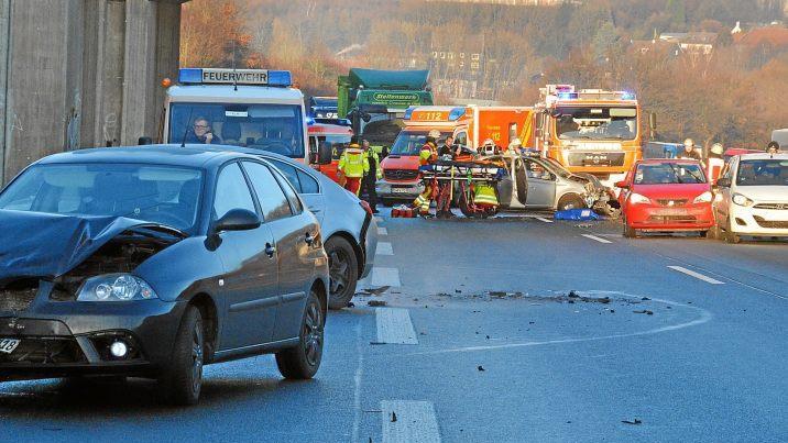 Auf der Autobahn 1 in Nordrhein-Westfalen ist es am Freitagmorgen zu Unf&auml;llen gekommen. Mehr als ein Dutzend Personen wurden verletzt.  Foto: Ralf Kollmann/dpa