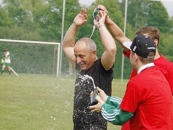 Sektdusche für den RSV-Trainer Renee Steinmann nach dem Aufstieg in die A-Klasse 2014.  Foto: René Ruprecht