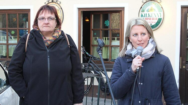 Zwei Rednerinnen, die sich an diesem Abend klar gegen die AfD positionierten: Anne Salzbrenner und Marion Nikol.