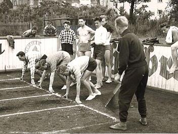 Bundesjugendspiele in den sechziger Jahren: Hier starten die Sprinter  zum 100-Meter-Lauf auf der Aschenbahn im legendären Georg-Hagen-Stadion in der Mittelau. Foto: Archiv StephanTiroch