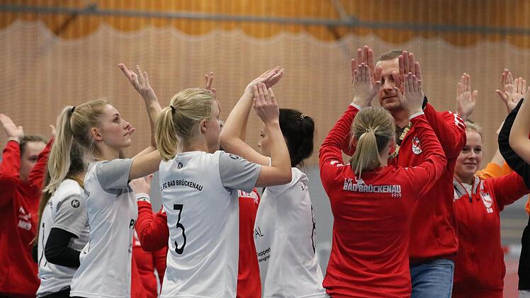 Finales Abklatschen: Nach dem Rücktritt von Michael Pragmann (rechts) müssen sich die Handballerinnen des FC Bad Brückenau erneut auf Trainersuche begeben. Foto: Sebastian Schmitt