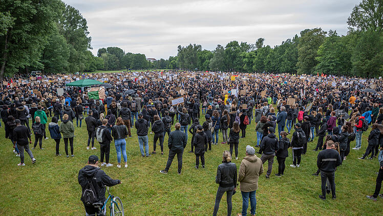 5.000 Personen demonstrieren gegen Rassismus und Polizeigewalt
