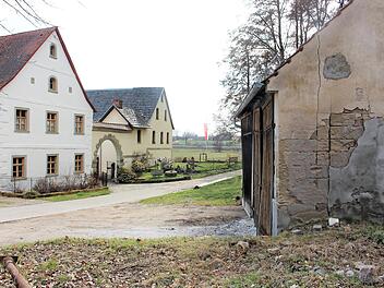 Das Grundstück rechts im Bild mit dem alten Salzlager ist Stein des Anstoßes. Gegenüber (links) ist das Mühlenensemble der Familie Bruckmann.