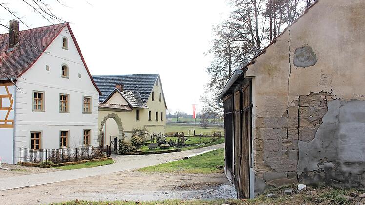 Das Grundstück rechts im Bild mit dem alten Salzlager ist Stein des Anstoßes. Gegenüber (links) ist das Mühlenensemble der Familie Bruckmann.
