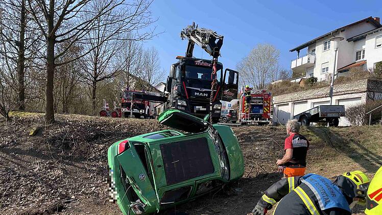 Rödental: Ältere Dame findet ihren Augenarzt nicht und fährt über Wendehammer hinaus: Auto landet auf dem Dach