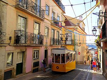 In Lissabon sind die Straßenbahnen eine Touristen-Attraktion.