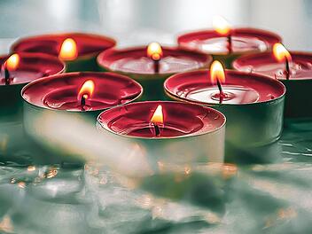 Am g&uuml;nstigsten sind paraffinhaltige Teelichter, es gibt sie bereits f&uuml;r f&uuml;nf Cent pro St&uuml;ck.