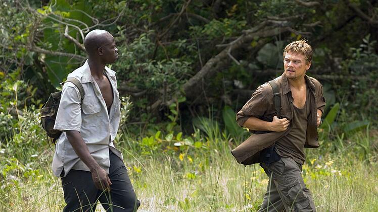 Wird es Danny Archer (Leonardo DiCaprio, rechts) schaffen, den gutherzigen Fischer Solomon Vandy (Djimon Hounsou) wieder mit seiner Familie zusammenzubringen?