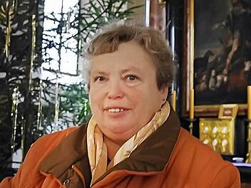 Maria Leibold liest vor den Wortgottesfeiern kurz den Text aus dem Mess-Lektorat in der Sakristei durch. Ihre Aufgaben in der Kirche macht die Vorsitzende des Pfarrgemeinderates "liebend gerne". Foto: Stephanie Elm