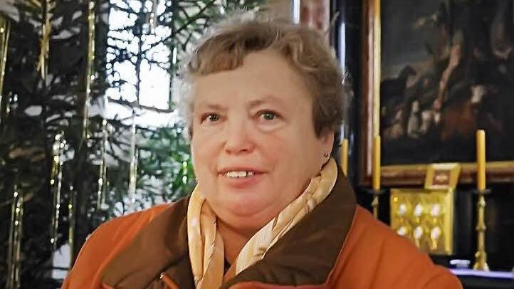 Maria Leibold liest vor den Wortgottesfeiern kurz den Text aus dem Mess-Lektorat in der Sakristei durch. Ihre Aufgaben in der Kirche macht die Vorsitzende des Pfarrgemeinderates "liebend gerne". Foto: Stephanie Elm