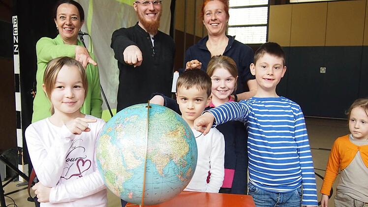 DieWelt retten - einen Beitrag dazu kann jeder leisten, sagen (von links): Rektorin Ursula Plohnke, Carlo Hilsdorf, Kitaleiterin Christine Ebert-Booms und die Kinder .   Foto: Elisabeth Assmann