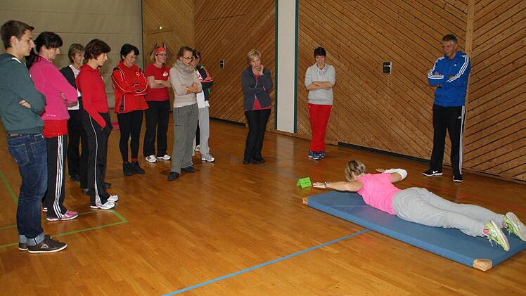 Autsch, das geht in die Rückenmuskulatur... Auch erfahrene Übungsleiter waren richtig gefordert im Kraft-Zirkel mit Sonja Förtsch. Foto: Sabine Weinbeer