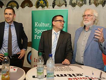 Martin Bernreuther, Dietmar Hofmann und Veit Pöhlmann (von links) lieferten sich am Dienstagabend ein Rededuell um Themen wie Bahnhofsgelände, Finanzlage, Wohn- und Gewerbegebiete, aber auch Einsparpotenziale beim Winterdienst. Fotos: Barbara Herbst