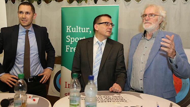 Martin Bernreuther, Dietmar Hofmann und Veit Pöhlmann (von links) lieferten sich am Dienstagabend ein Rededuell um Themen wie Bahnhofsgelände, Finanzlage, Wohn- und Gewerbegebiete, aber auch Einsparpotenziale beim Winterdienst. Fotos: Barbara Herbst
