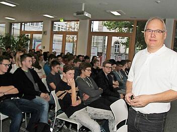 Hans Joachim Stockschläger aus Mönchengladbach, jugendpolitischer Seminarleiter der Friedrich-Naumann-Stiftung, zeigte den Schülern des Markgraf-Georg-Friedrich-Gymnasiums, aber auch den Schülern des Caspar-Vischer-Gymnasiums und der Realschule, wie gefährlich rechtsextreme Musik ist. Foto: Sonja Adam