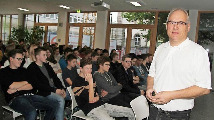 Hans Joachim Stockschläger aus Mönchengladbach, jugendpolitischer Seminarleiter der Friedrich-Naumann-Stiftung, zeigte den Schülern des Markgraf-Georg-Friedrich-Gymnasiums, aber auch den Schülern des Caspar-Vischer-Gymnasiums und der Realschule, wie gefährlich rechtsextreme Musik ist. Foto: Sonja Adam