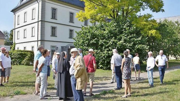 Der Schwesterngarten, für die Öffentlichkeit nicht zugänglich, konnte bei der Führung besichtigt werden. Die Gäste des Tag des offenen Denkmals, sahen damit Maria Bildhausen einmal von einer ganz anderen, fast idyllischen Seite.  Foto: Hanns Friedrich