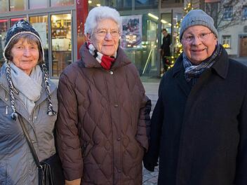 "Gesundheit und Frieden" wünschten sich die meisten Bürger, die zum Neujahrsempfang der Stadt Haßfurt gekommen waren. Unser Bild zeigt (von links) Christa Maruschke, Helga Kuboth und Godehard Maruschke.