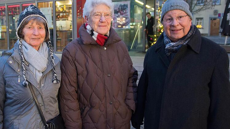 "Gesundheit und Frieden" wünschten sich die meisten Bürger, die zum Neujahrsempfang der Stadt Haßfurt gekommen waren. Unser Bild zeigt (von links) Christa Maruschke, Helga Kuboth und Godehard Maruschke.