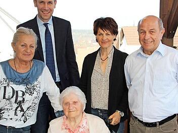 Anni Wohland mit ihren Kindern Sigrid, Waltraud und Karl-Heinz sowie Bürgermeister Martin Bernreuther (hinten, links) Foto: Katharina Müller-Sanke