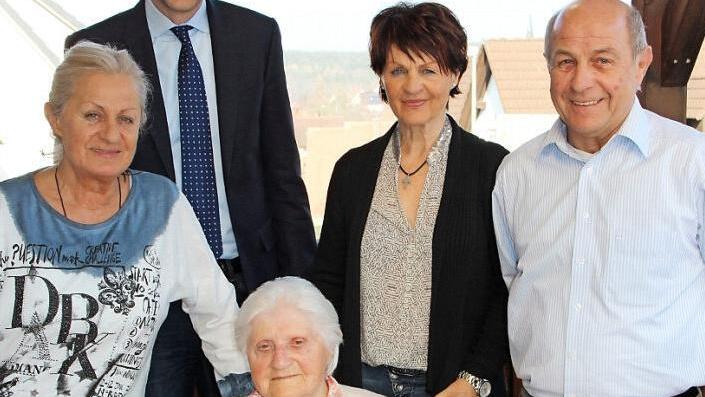 Anni Wohland mit ihren Kindern Sigrid, Waltraud und Karl-Heinz sowie Bürgermeister Martin Bernreuther (hinten, links) Foto: Katharina Müller-Sanke