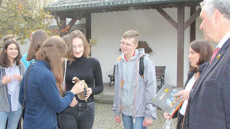 Der Lützel hat noch jede Schülergruppe begeistert. "Der hat sogar ein Piercing", sagte der Bürgermeister