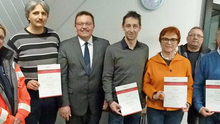 Ehrung von Blutspendern im Rahmen der Gemeinderatssitzung (von links): Christine Grempel, Thomas Buga, Bürgermeister Jürgen Wittmann, Manfred Bürger, Gisela Jacob, Harald Lindner und Heiko Jacob  Foto: Lothar Weidner