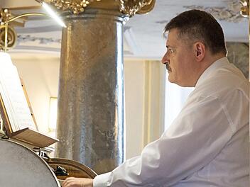 Ulrich Knörr an der Orgel Foto: privat