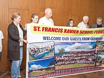 Leonie Meyr, Sandra Meyr, Hannah Meyr, Ortwin Fischer, Angeline Schmilinsky, Ernst Klimek, Oskar Klinga und Anita Klimek (von links) mit dem imposanten Transparent Foto: Heinrich Schmidt