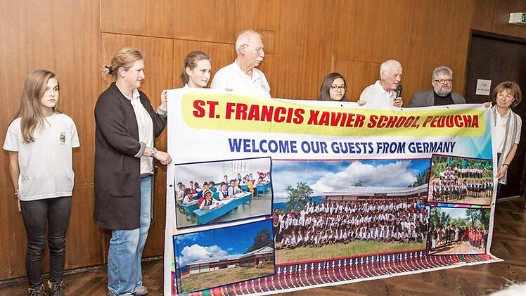 Leonie Meyr, Sandra Meyr, Hannah Meyr, Ortwin Fischer, Angeline Schmilinsky, Ernst Klimek, Oskar Klinga und Anita Klimek (von links) mit dem imposanten Transparent Foto: Heinrich Schmidt