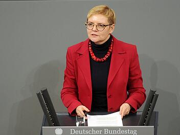 Neben ihrer parlamentarischen Arbeit in Berlin, steht Sabine Dittmar manchmal an der Corona-Teststrecke (Bild rechts) in Oerlenbach, das zu ihrem Wahlkreise Bad Kissingen gehört.  Foto: Deutscher Bundestag/ Achim Melde
