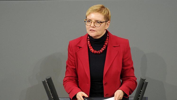 Neben ihrer parlamentarischen Arbeit in Berlin, steht Sabine Dittmar manchmal an der Corona-Teststrecke (Bild rechts) in Oerlenbach, das zu ihrem Wahlkreise Bad Kissingen gehört.  Foto: Deutscher Bundestag/ Achim Melde