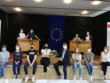 Oberstudiendirektor Peter Rottmann bedankte sich bei der Bundestagsabgeordneten Dorothee Bär, dass sie sich beim Europa-Projekttag der Schule ein Bild davon gemacht hatte, wie Heidrun Wagner-Hack (rechts) mit den Schülern Diskussionskultur einübt. Foto: Heike Beudert