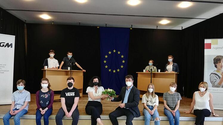 Oberstudiendirektor Peter Rottmann bedankte sich bei der Bundestagsabgeordneten Dorothee Bär, dass sie sich beim Europa-Projekttag der Schule ein Bild davon gemacht hatte, wie Heidrun Wagner-Hack (rechts) mit den Schülern Diskussionskultur einübt. Foto: Heike Beudert