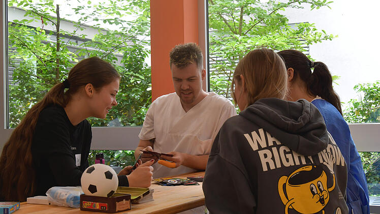 Sch&uuml;ler besuchen Patienten der Kinder- und Jugendklinik Erlangen