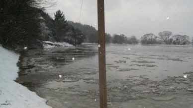 Links im Hintergrund ist das Kraftwerk zu erkennen. Durch seine erhöhe Lage ist es bislang vom Hochwasser verschont geblieben.