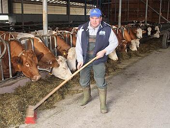 Wie viel Arbeit in jedem Liter Milch steckt, weiß Bernd Hörner nur zu gut - und auch, dass die Preise die Kosten nicht decken.  Foto: G. Bauer