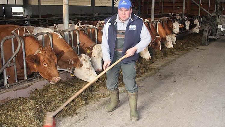 Wie viel Arbeit in jedem Liter Milch steckt, weiß Bernd Hörner nur zu gut - und auch, dass die Preise die Kosten nicht decken.  Foto: G. Bauer