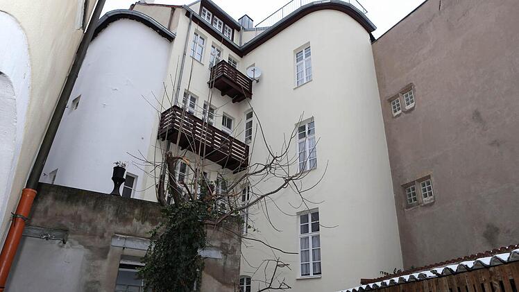 Wie beengt es auf der Baustelle zugeht, lässt dieser Blick auf die Rückseite der Grüner-Markt-Bebauung erahnen.
