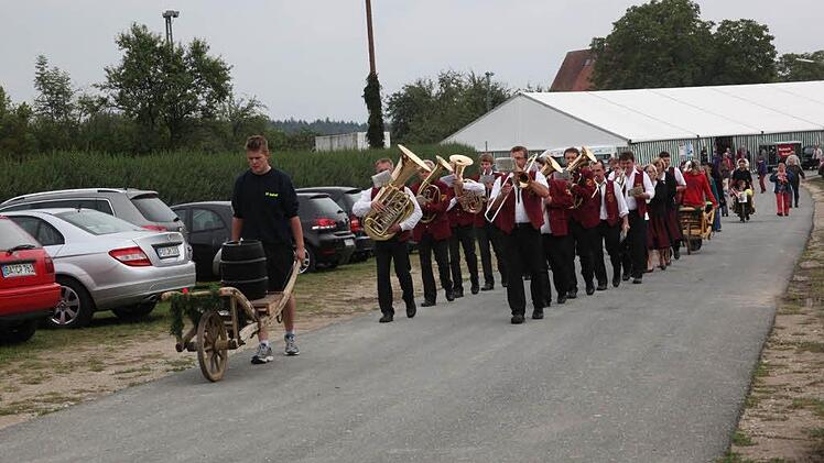 Nach dem Rennen wurde das Bierfass vom Sieger gefahren.