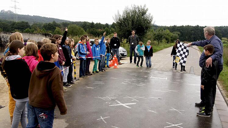 Auf dem Boden erkennt man an den Kreuzen, wie unterschiedlich schnell jeder zum Stillstand kommt.