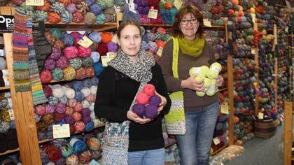 Wolle für Schals, Mützen, Taschen und vieles mehr führt das Wollkörbla in Michelau.  Foto: Gerda Völk