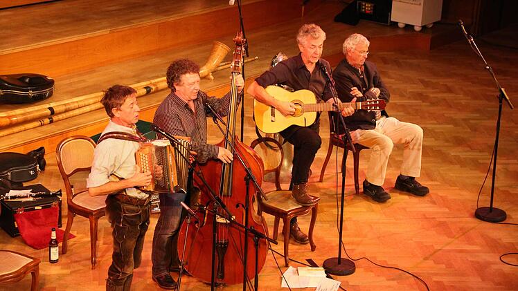 Die Well-Brüder Christoph, Karl und Michael und Gerhard Polt bei ihrem Auftritt im Bad Kissinger Regentenbau. Foto: Ralf Ruppert
