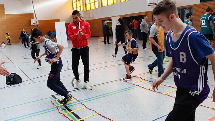 Förderschultag von Brose Bamberg am 6. Februar 2017 in der Aurachtalhalle Stegaurach: Die Basketball-Profis des Deutschen Meisters trainieren 140 Kinder. Foto: Daniel Löb