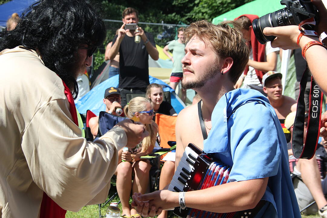 Die Parkrocker feiern das Bier in einer Biermesse