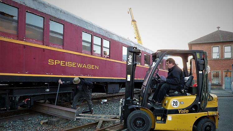 Von der Firma Stahlbau Wimmer in Untersteinach wurden eigens zwei Stahltraversen mit einer Länge von zwei Metern angefertigt, die unter das Laufwerk gesteckt wurden, um den Speisewagen mit riesigen Lastgurten beidseitig hochzuheben. Werner Reißaus