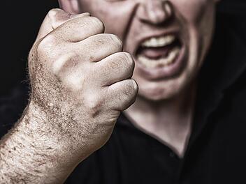 Kitzingen: Aggressiver Mann landet stark alkoholisiert in Zelle